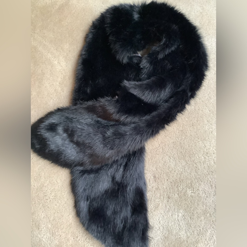 Urbancode London  Faux fur shawl/scarf  Black